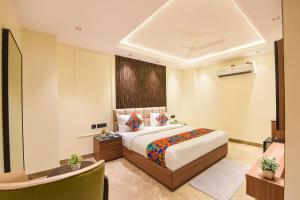 a hotel room with a bed and a television at Hotel Elvilla Model Town in New Delhi +35 photos
