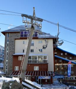 a ski lift in front of a building at Sierra Nevada Rent Superior in Sierra Nevada