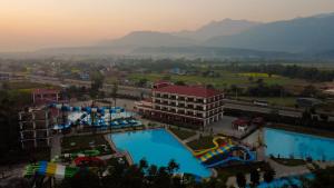 a resort with a water park with a pool at ila Comfort Harkapur in Maruwā Ghāt