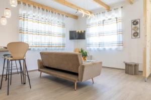 ein Wohnzimmer mit einem Stuhl und einem Tisch in der Unterkunft Pasithea House in Lanciano