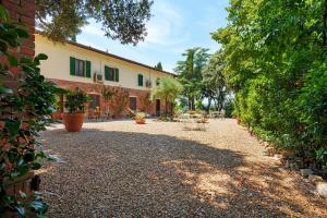 an empty courtyard of a house with a building at Agriturismo Santa Luce in Foiano della Chiana