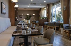 a restaurant with tables and chairs in a room at DoubleTree by Hilton - Kamloops in Kamloops