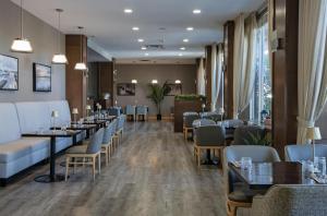 a restaurant with tables and chairs in a room at DoubleTree by Hilton - Kamloops in Kamloops +46 photos