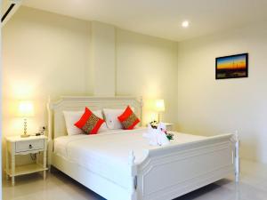Postel nebo postele na pokoji v ubytování JS Residence Krabi