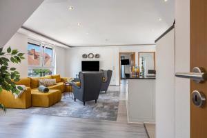a living room with a yellow couch and a table at To Huus am Steinhuder Meer in Steinhude