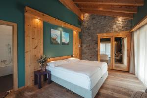 Llit o llits en una habitació de The Phoenix Fitness Hotel & free Spa Access at Alpen Resort 18 fotos més