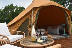 a tent with a table and glasses of wine at Artemilland B&B in Burzanella