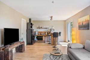 a living room with a couch and a tv at Auszeit Helsa in Helsa