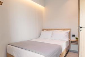 a bedroom with a bed with white sheets at Villa Esperia in Áyios Síllas
