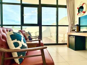 a living room with a couch and a television at Discovery B&B in Linbian
