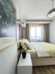 a bedroom with a bed and a painting on the wall at Lüks Konforlu ve merkezi ev in Çiftlikköy