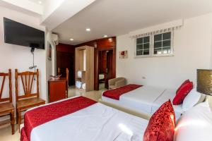 ein Schlafzimmer mit zwei Betten und einem Flachbildfernseher in der Unterkunft Hotel Platea in Shkodra