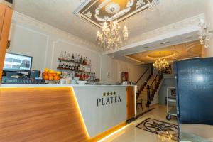 ein Restaurant mit einer Bar, an der ein Pizzaschild hängt in der Unterkunft Hotel Platea in Shkodra
