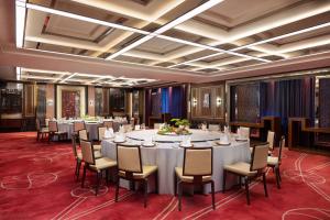 a conference room with a long table and chairs at Grand Pacific Hotel Ningbo in Yuyao