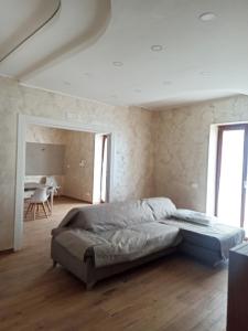 a bedroom with a bed in the middle of a room at Pimpus in Cicciano