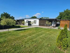 a house with a yard in front of it at Áron Apartman in Tiszafüred