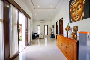 a hallway with a living room with a room with at Kubu Kapas Bali in Ubud