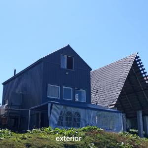 a black house with a gambrel roof at Gomismta Panorama in Gomi