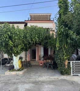 an entrance to a house with a large green hedge at Stella Studios in Ilia