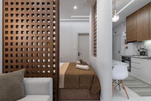 a small room with a bed and a kitchen at Elite Suite in Xanthi