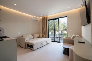 a living room with a couch and a tv at Marea Suites Borsh in Borsh