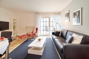 a living room with a couch and a table at Ferienweingut Port in Bernkastel-Kues