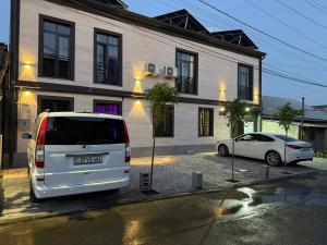 Ein weißer Lieferwagen parkte vor einem Gebäude in der Unterkunft Memory Apart Hotel in Yerevan