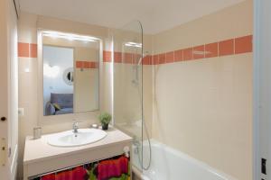 a bathroom with a sink and a shower at Studio Le Splendid 3 Hôtel étoiles in Allevard