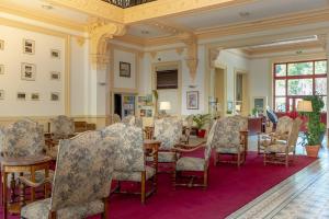 a dining room with chairs and tables and a ceiling at Studio Le Splendid 3 Hôtel étoiles in Allevard
