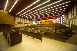 pusta aula z rzędami krzeseł w budynku w obiekcie Hotel Krystal w Pradze