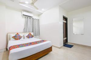 a bedroom with a large bed in a room at FabHotel Anu Grand - Vijayawada in Vijayawāda