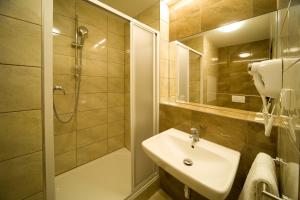 łazienka z umywalką i prysznicem w obiekcie Hotel Krystal w Pradze +14 zdjęć