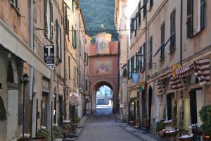 an alley with an archway between two buildings at G30 Finalborgo Lodging'n Bike Box in Finale Ligure