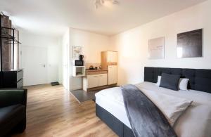 a bedroom with a large bed and a desk at N4 - Apartments Fulda Free Parking & Zentral in Fulda