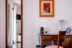 a room with a wooden desk with a phone on it at Hotel Resort La Rosa Dei Venti in Portopalo