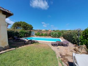ein Swimmingpool im Hinterhof eines Hauses in der Unterkunft Villa Mariluce in Cuile Pazzoni