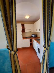 eine Küche mit weißen Schränken und einer Waschmaschine und einem Trockner in der Unterkunft Villa Mariluce in Cuile Pazzoni