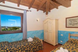ein Schlafzimmer mit zwei Betten und einem Fenster in der Unterkunft Villa Mariluce in Cuile Pazzoni + 23 Fotos
