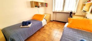 a bedroom with a bed and orange pillows on it at Casa Colomba a Tirano in Tirano