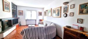 a living room with a couch and a television at Casa Colomba a Tirano in Tirano