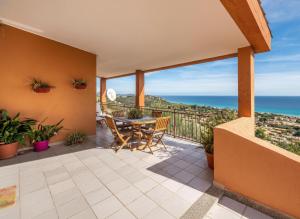 a balcony with a table and chairs and the ocean at Villa Fior di mare in Monte Nai
