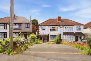a house with a driveway in front of two houses at 4 Bedroom Central Birmingham in Birmingham