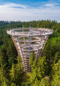 Menschen auf der Spitze des Aussichtsturms im Wald in der Unterkunft Omnia Hotel Relax & Wellness in Janské Lázně + 126 Fotos
