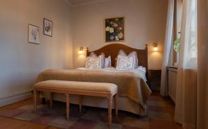 a bedroom with a large bed in a room at Krusenberg Herrgård in Krusenberg