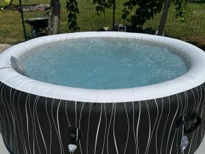 a large circular pool with a hot tub at Casale Rûsignul in Cassegliano