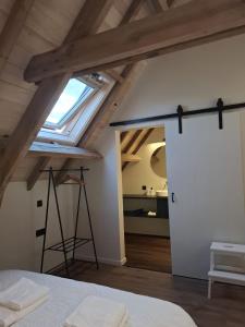 a bedroom with a skylight in a attic at De Flamberthoeve in Ieper
