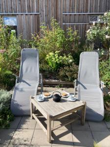 two chairs and a table with a bowl of food at Zur Streuobstwiese in Storndorf
