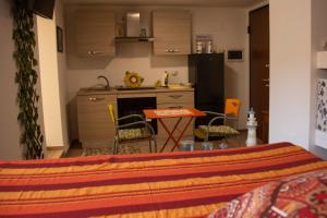 a kitchen with a table and chairs in a room at Rosu in Triggiano