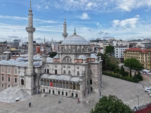 a building with a mosque with a minaret at Kalkan Hotel in Istanbul