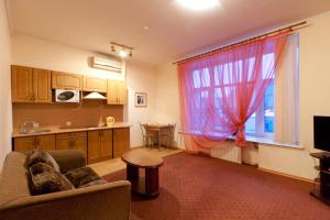ein Wohnzimmer mit einem Sofa und einer Küche in der Unterkunft Apartments Ullberg in Wyborg